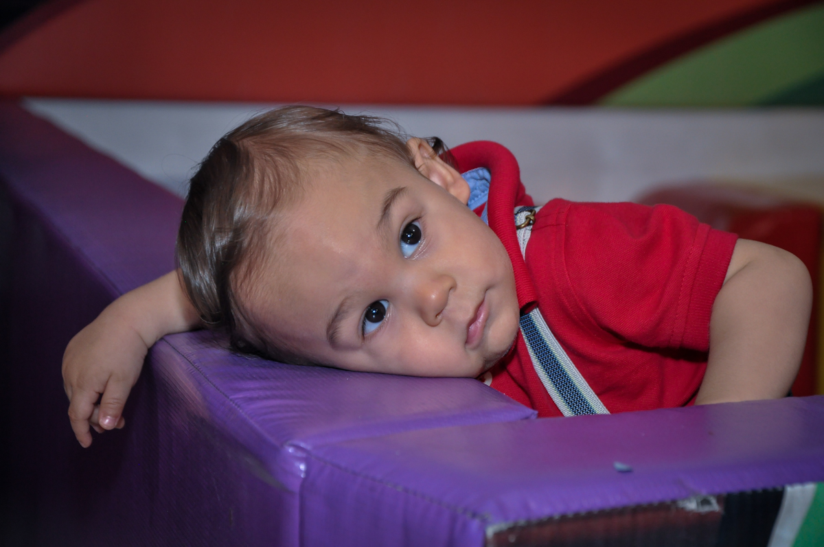 hora de descansar na área baby no Buffet Fábrica da Alegria, Osasco festa do Levi 1 aninho, tema da festa Bob zoom