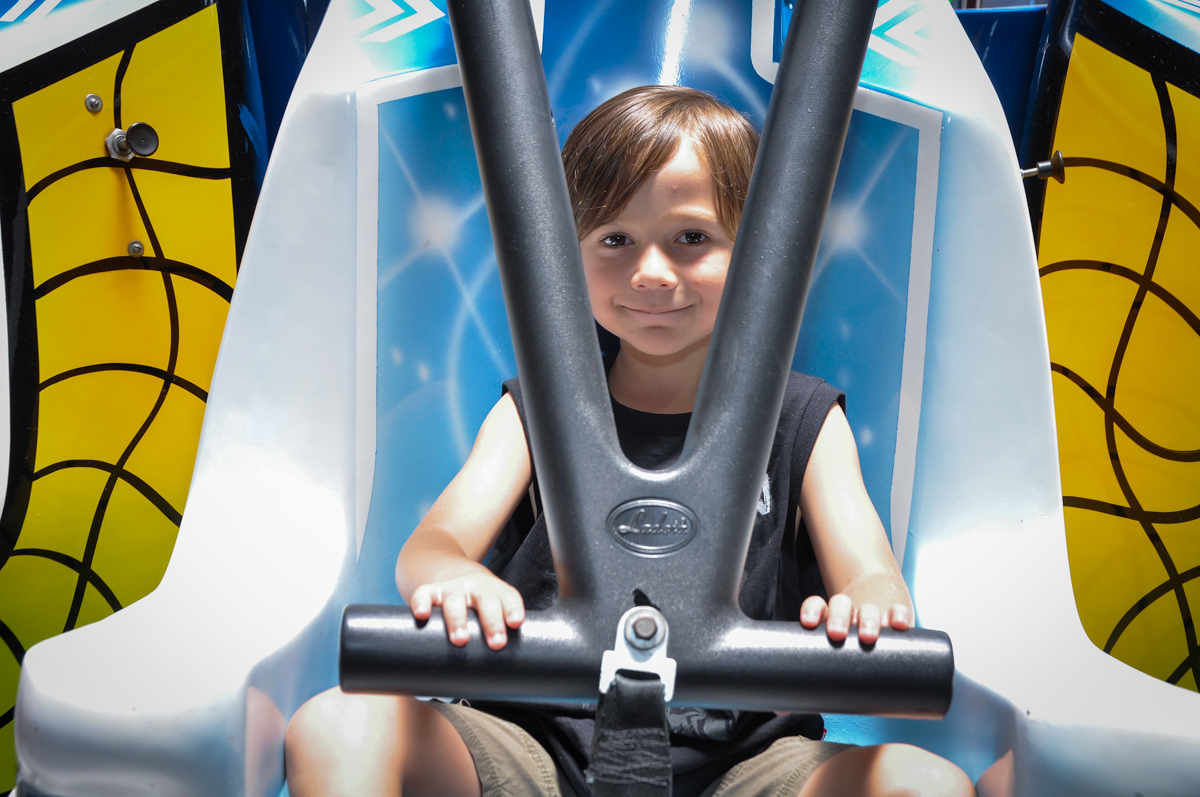 A Aniversariante brinca no elevador no Buffet Fábrica da Alegria, Osasco festa do Levi 1 aninho, tema da festa Bob zoom