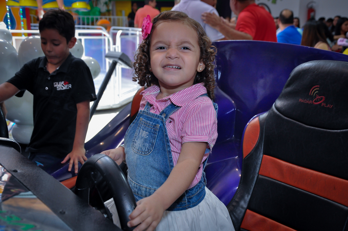 A convidada amiguinha curte as brincadeiras no Buffet Fábrica da Alegria, Osasco, festa do Levi 1 aninho, tema da festa Bob zoom