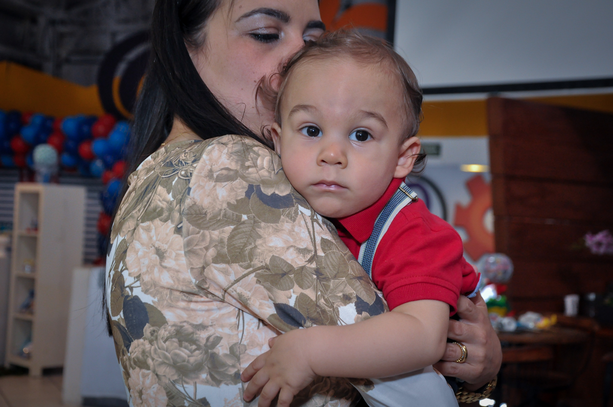 O aniversariante no colinho de sua mãe no Buffet Fábrica da Alegria, Osasco, festa do Levi 1 aninho, tema da festa Bob zoom