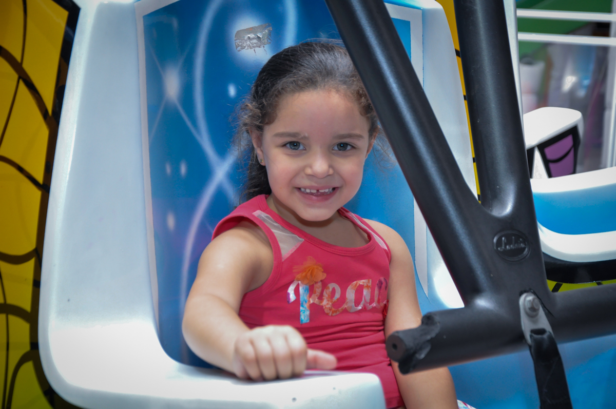 brincadeiras no elevador no Buffet Fábrica da Alegria, Osasco, festa do Levi 1 aninho, tema da festa Bob zoom