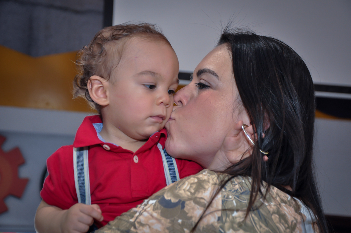 beijinho da mamãe no aniversariante no Buffet Fábrica da Alegria, Osasco, festa do Levi 1 aninho, tema da festa Bob zoom
