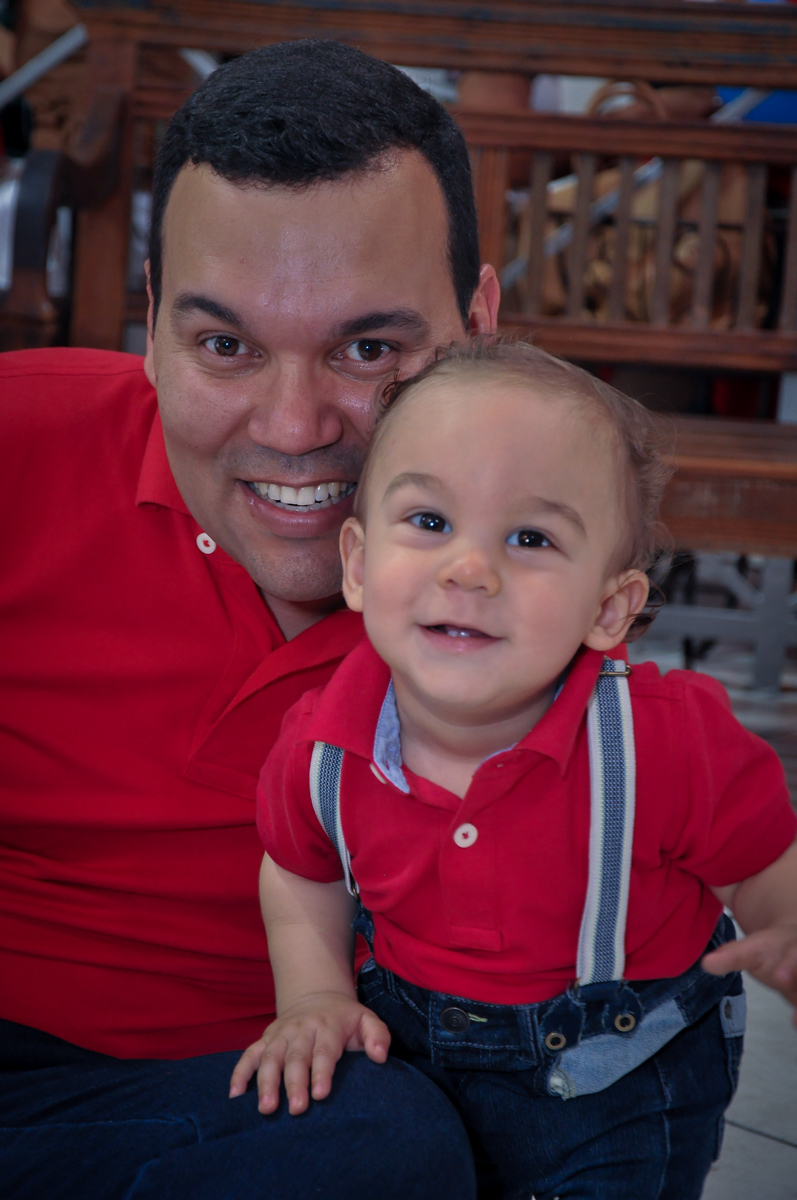 O aniversariante com o papai no Buffet Fábrica da Alegria, Osasco, festa do Levi 1 aninho, tema da festa Bob zoom