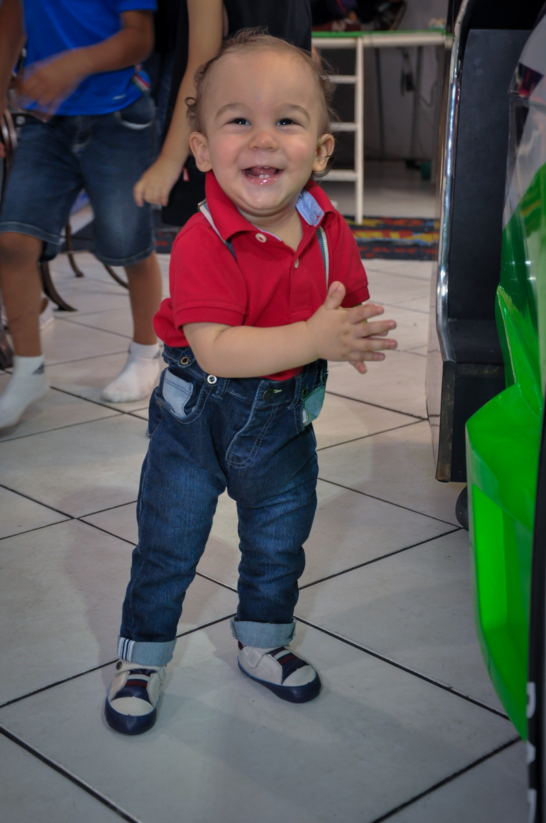 O aniversariante da seus primeiros passinhos no Buffet Fábrica da Alegria, Osasco, festa do Levi 1 aninho, tema da festa Bob zoom