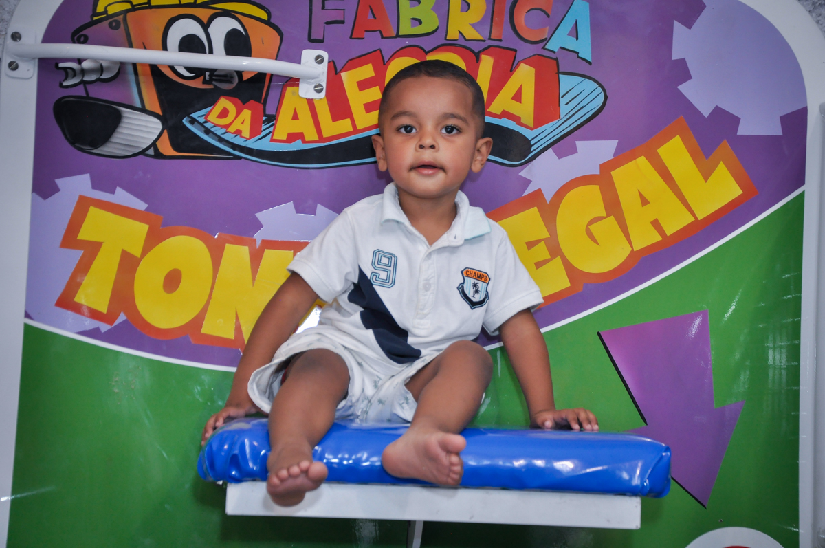 O amiguinho brinca no tombo legal no Buffet Fábrica da Alegria, Osasco, festa do Levi 1 aninho, tema da festa Bob zoom