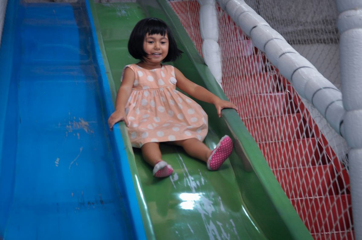 Brincadeiras divertida no escorregador do brinquedão no Buffet Fábrica da Alegria, Osasco, festa do Levi 1 aninho, tema da festa Bob zoom