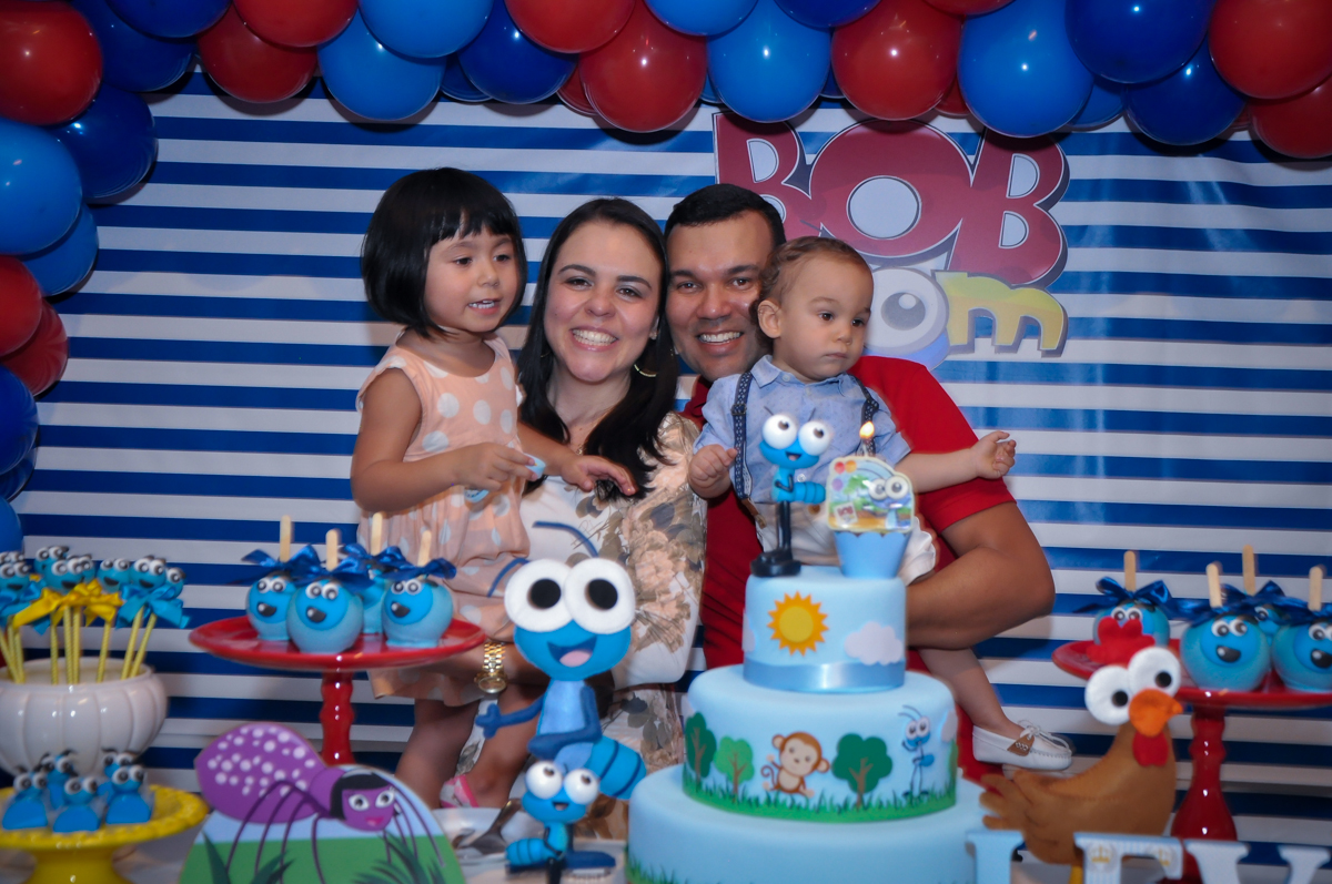 Hora de cantar o parabéns no Buffet Fábrica da Alegria, Osasco, festa do Levi 1 aninho, tema da festa Bob zoom