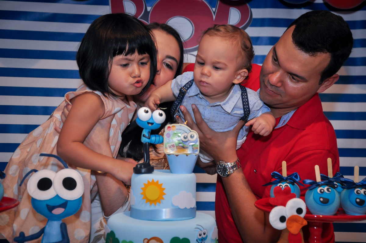 soprando velinha do bolo no Buffet Fábrica da Alegria, Osasco, festa do Levi 1 aninho, tema da festa Bob zoom