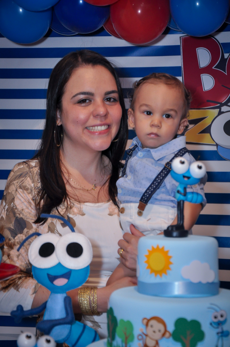 mamãe feliz com o aniversariante no Buffet Fábrica da Alegria, Osasco, festa do Levi 1 aninho, tema da festa Bob zoom