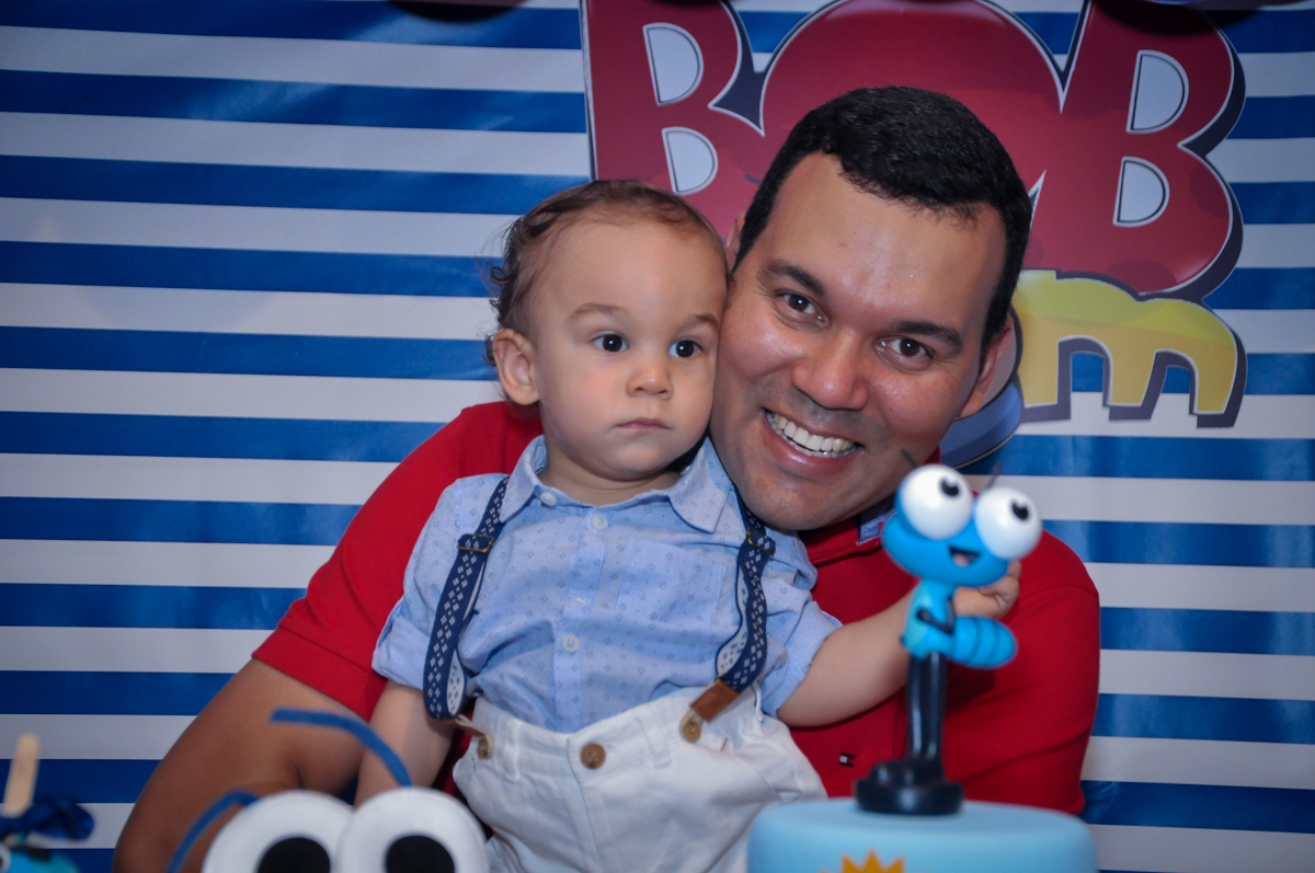 O papai do aniversariante feliz no final da festa no Buffet Fábrica da Alegria, Osasco, festa do Levi 1 aninho, tema da festa Bob zoom