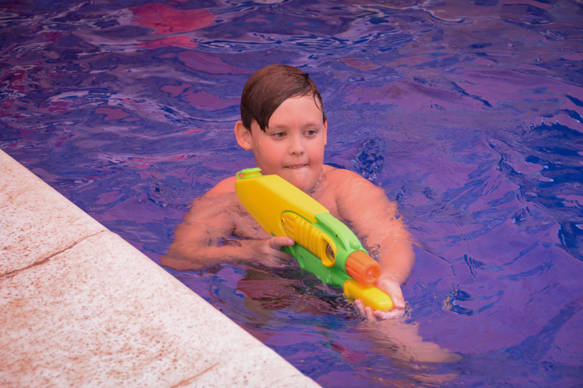 brincadeira na piscina no Condomínio Morumbi, São Paulo festa Leonardo 1 aninho, tema Mickey