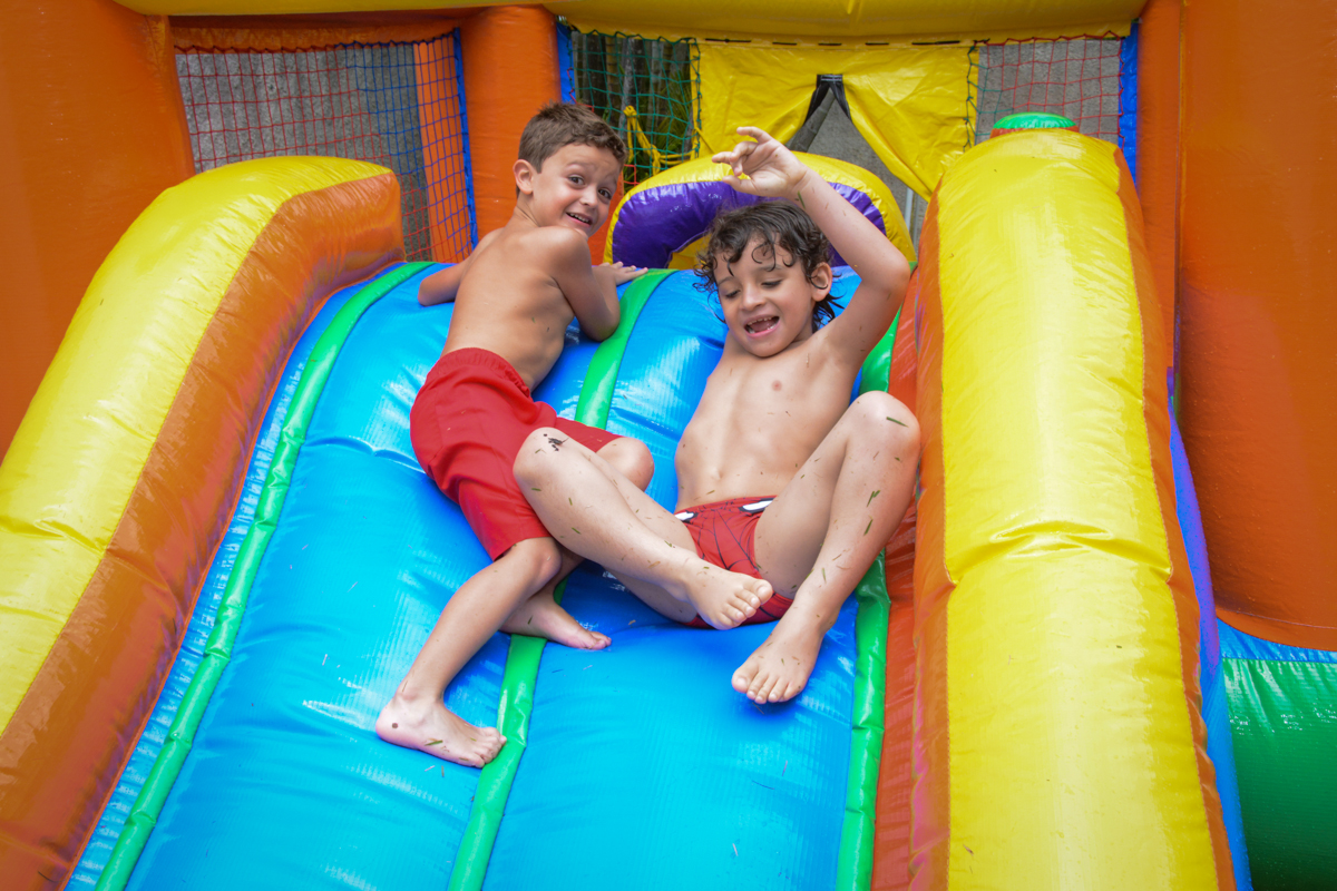 brincadeiras no escorregador inflável no Condomínio Morumbi, São Paulo festa Leonardo 1 aninho, tema Mickey