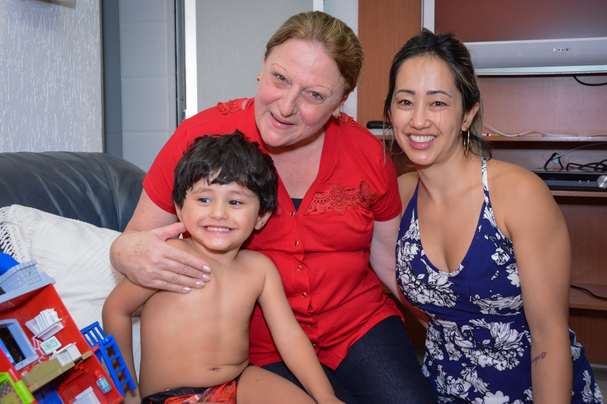 a avó do aniversariante faz foto com os convidados no Condomínio Morumbi, São Paulo festa Leonardo 1 aninho, tema Mickey