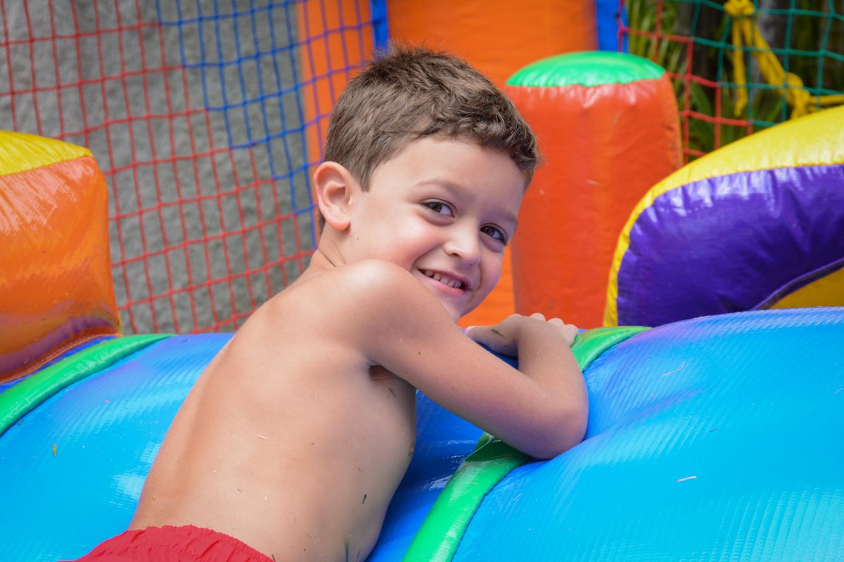 brincadeira animada no escorreador inflável no Condomínio Morumbi, São Paulo festa Leonardo 1 aninho, tema Mickey