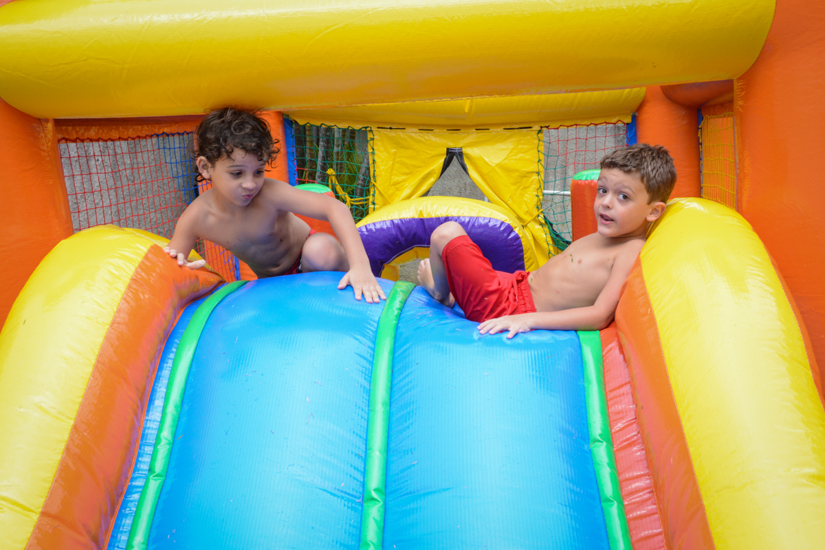 muita bagunça no escorregador inflável no Condomínio Morumbi, São Paulo festa Leonardo 1 aninho, tema Mickey
