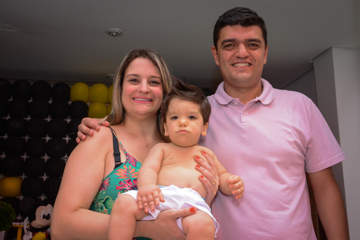 papai e mamãe orgulhosos com o aniversariante no Condomínio Morumbi, São Paulo festa Leonardo 1 aninho, tema Mickey