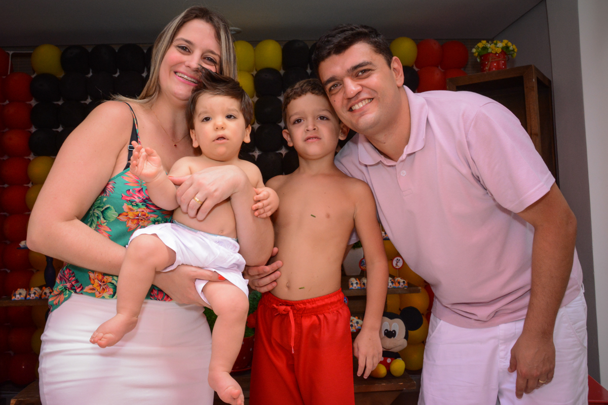 família unida faz pose para foto no Condomínio Morumbi, São Paulo festa Leonardo 1 aninho, tema Mickey