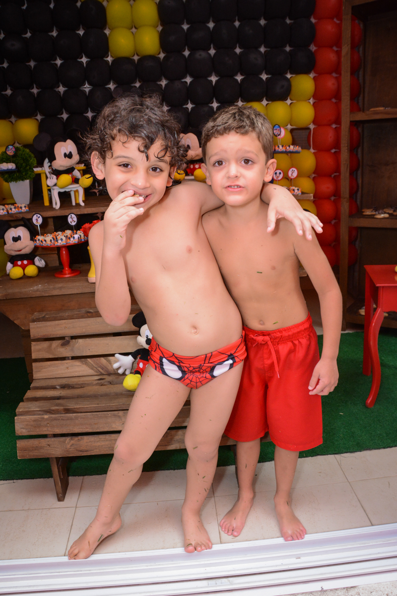 irmãozinho do aniversariante feliz no Condomínio Morumbi, São Paulo festa Leonardo 1 aninho, tema Mickey