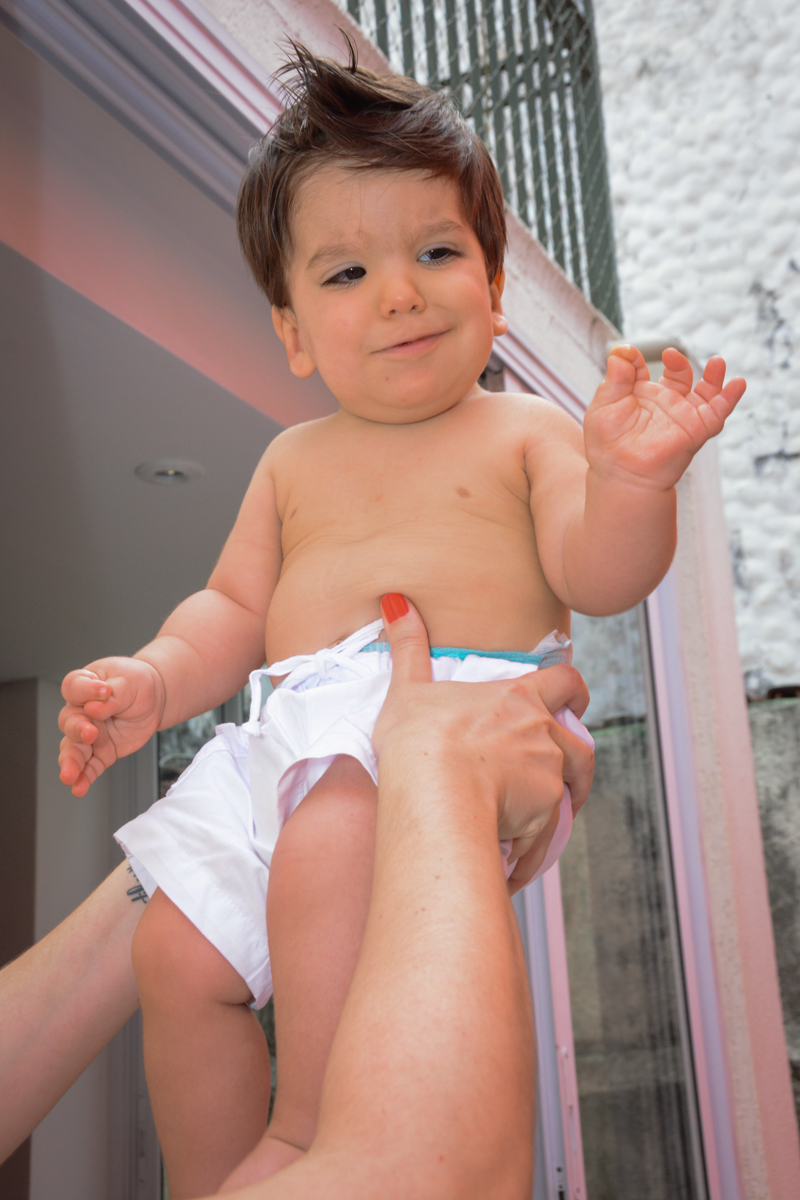 o aniversariante é erguido no Condomínio Morumbi, São Paulo festa Leonardo 1 aninho, tema Mickey