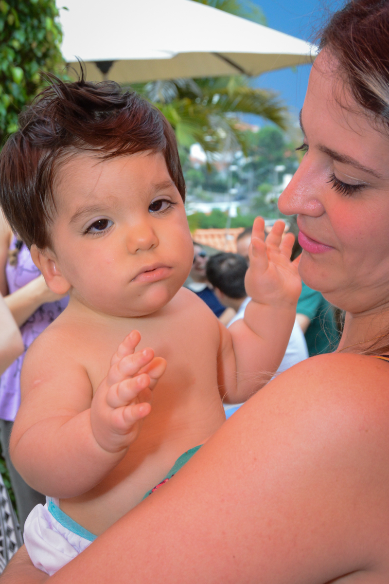 o aniversariante no colo da mamãe no Condomínio Morumbi, São Paulo festa Leonardo 1 aninho, tema Mickey