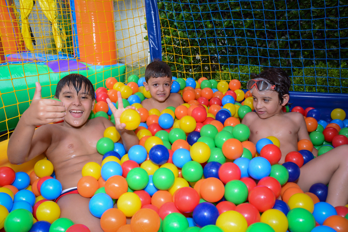 brincadeiras na piscina de bolinha no Condomínio Morumbi, São Paulo festa Leonardo 1 aninho, tema Mickey