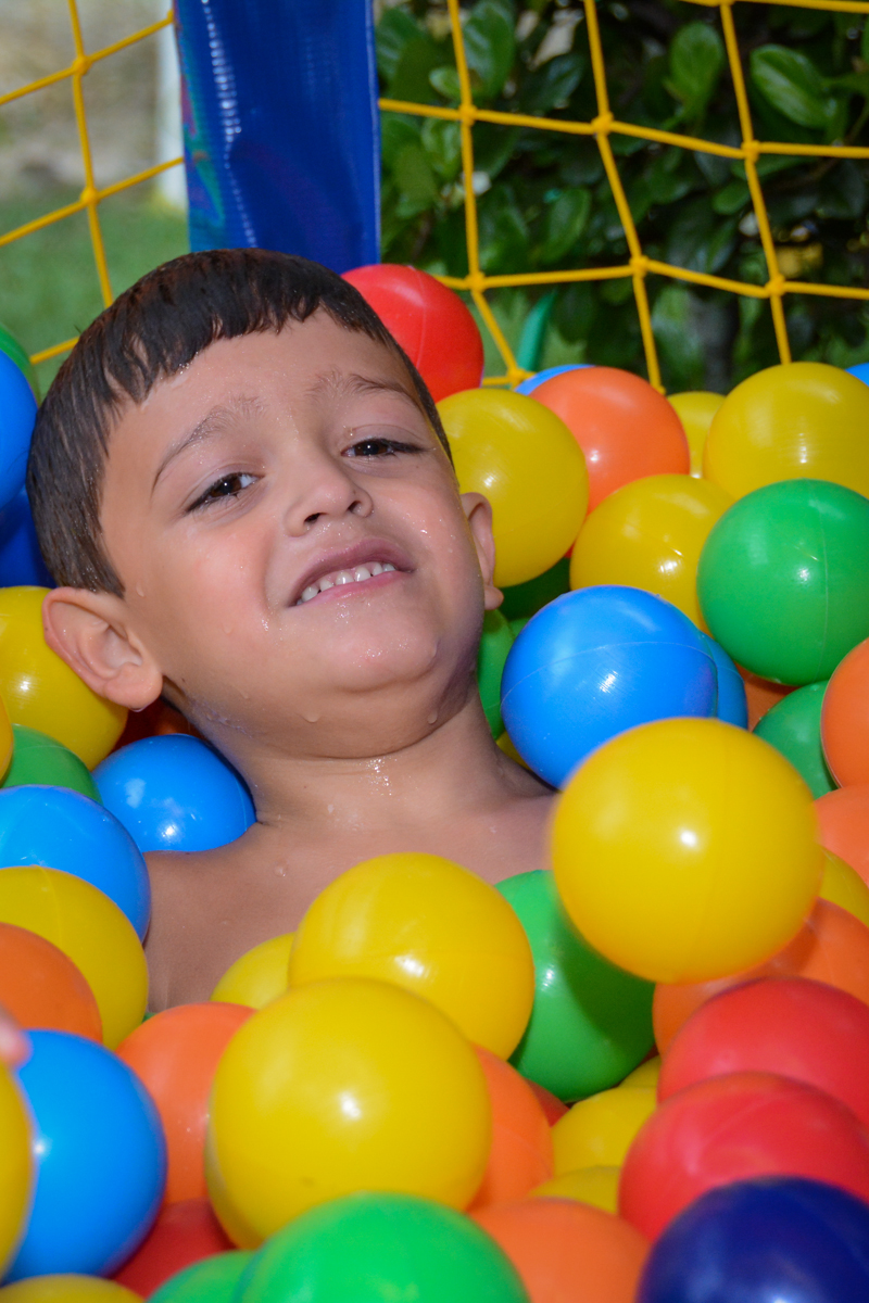 o irmão do aniversariante brinca na piscina de bolinha no Condomínio Morumbi, São Paulo festa Leonardo 1 aninho, tema Mickey