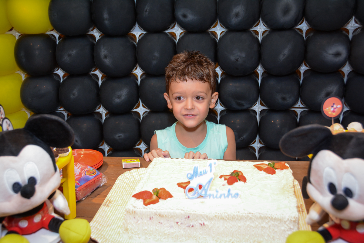 irmão do aniversariante em frente o bolo no Condomínio Morumbi, São Paulo festa Leonardo 1 aninho, tema Mickey