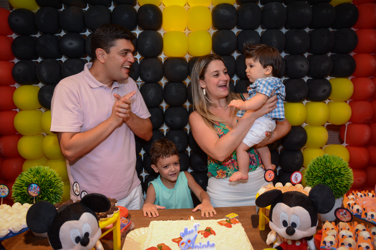 hora de cantar parabéns no Condomínio Morumbi, São Paulo festa Leonardo 1 aninho, tema Mickey