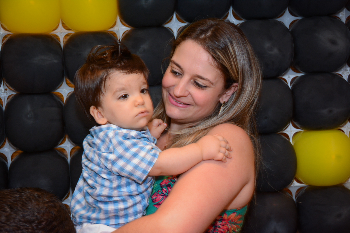 o aniversariante no colinho da mamãe no Condomínio Morumbi, São Paulo festa Leonardo 1 aninho, tema Mickey