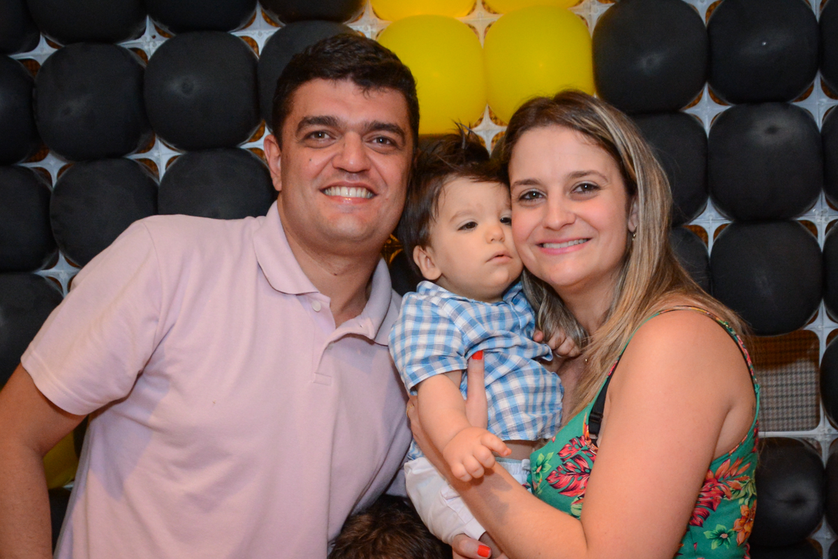 aniversariante com seus pais no Condomínio Morumbi, São Paulo festa Leonardo 1 aninho, tema Mickey