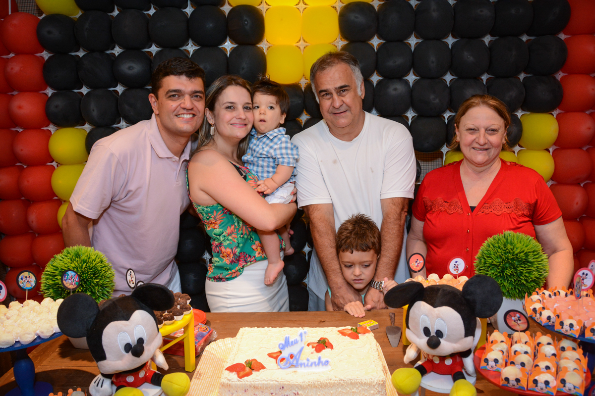 os avós com o aniversariante na mesa do bolo no Condomínio Morumbi, São Paulo festa Leonardo 1 aninho, tema Mickey