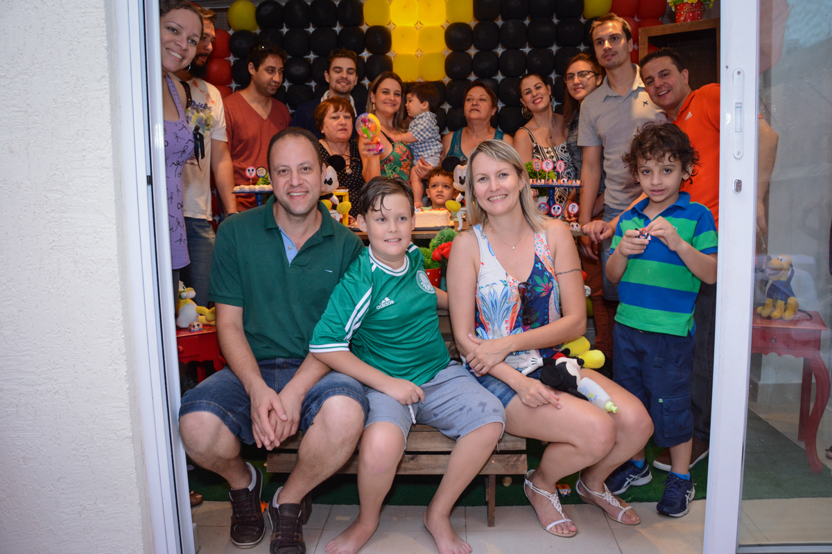 A tradicional foto da família no Condomínio Morumbi, São Paulo festa Leonardo 1 aninho, tema Mickey