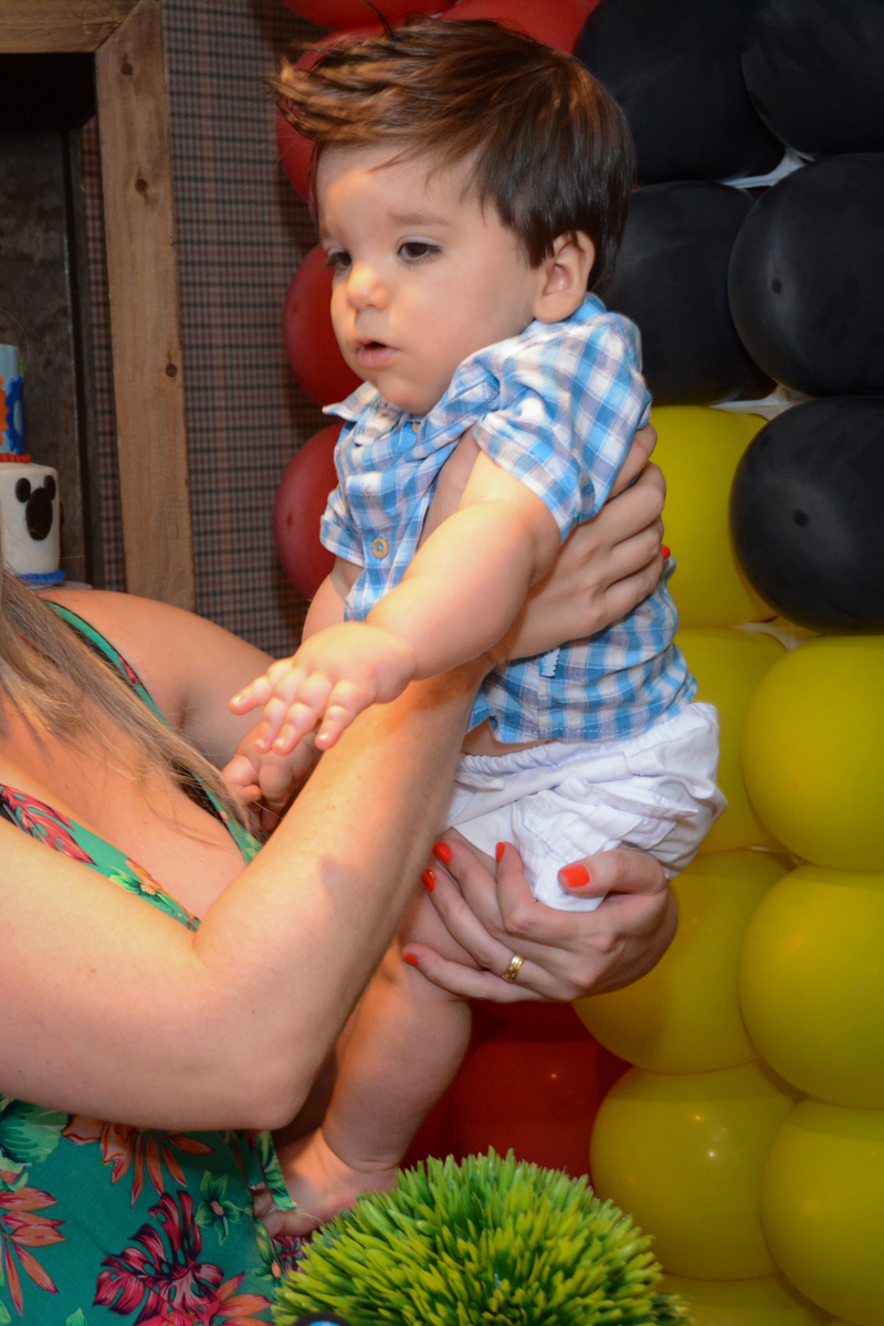 aniversariante no colo da mamãe no Condomínio Morumbi, São Paulo festa Leonardo 1 aninho, tema Mickey