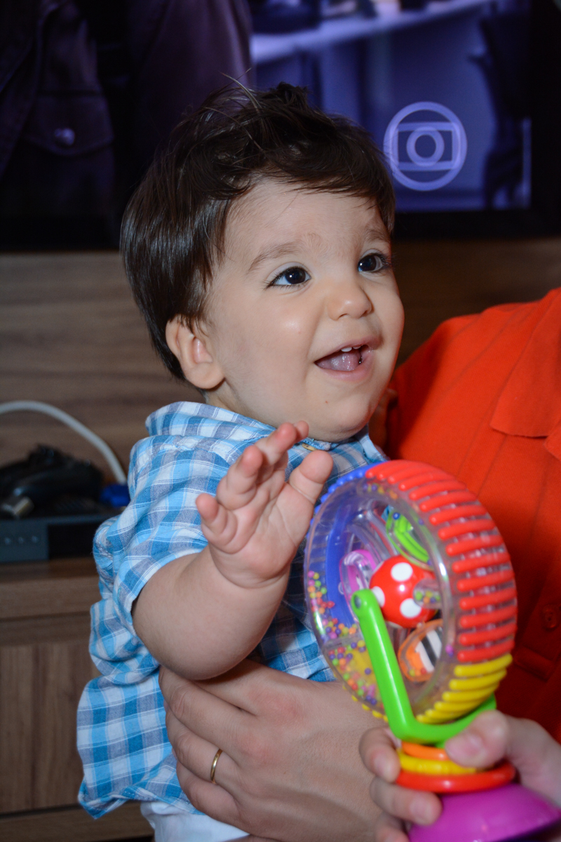 sorriso feliz no Condomínio Morumbi, São Paulo festa Leonardo 1 aninho, tema Mickey