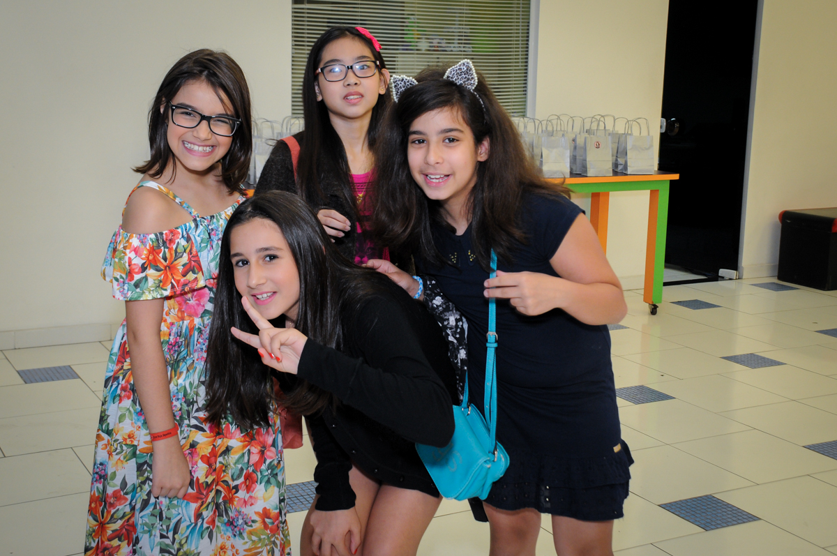 amigas unidas para a foto no Buffet Max Mania, Panambi, Sp, tema da festa Monster High