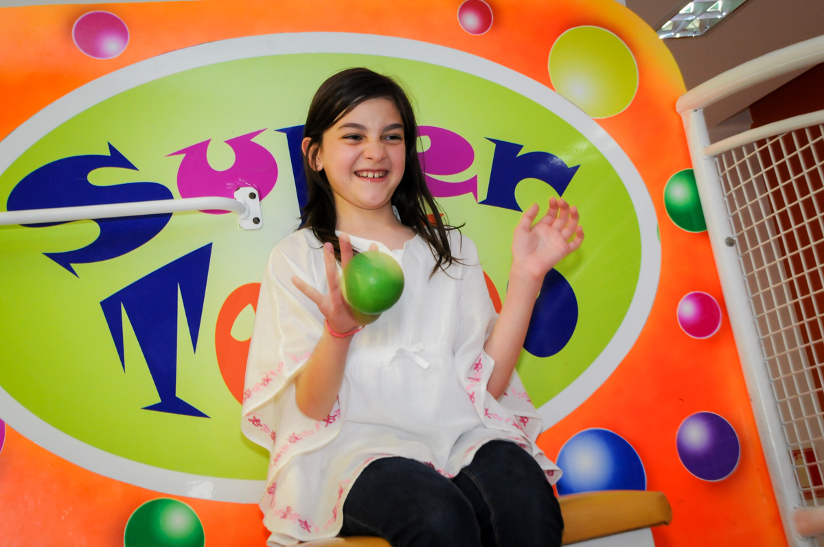 amigos brincam no tombo legal no Buffet Max Mania, Panambi, Sp, tema da festa Monster High