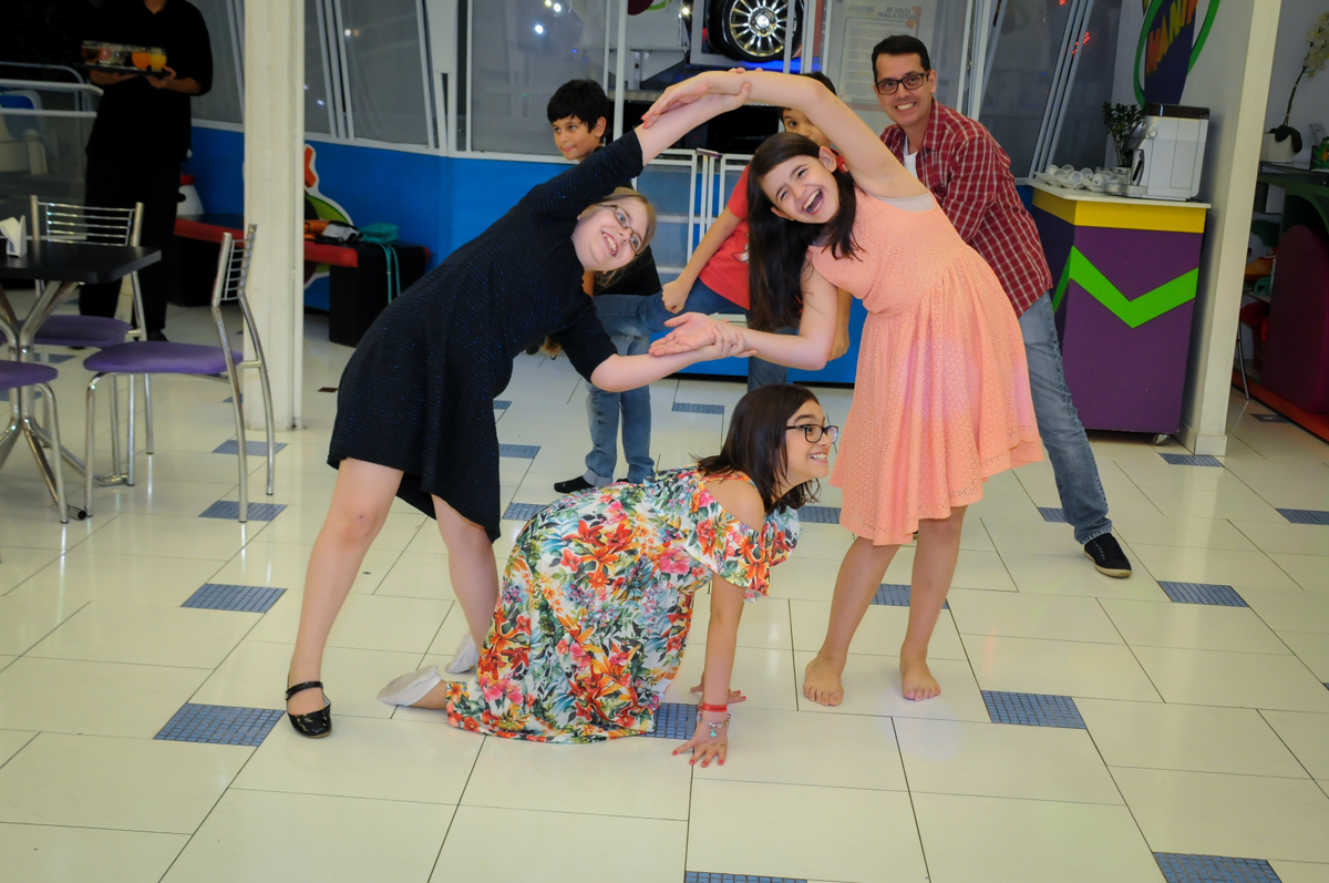 muita alegria na hora da recreação no Buffet Max Mania, Panambi, Sp, tema da festa Monster High