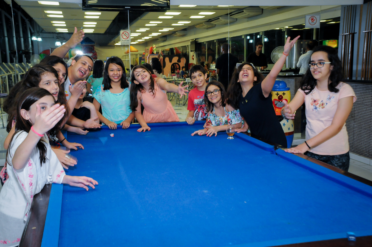 foto em frente a mesa de sinuca no Buffet Max Mania, Panambi, Sp, tema da festa Monster High