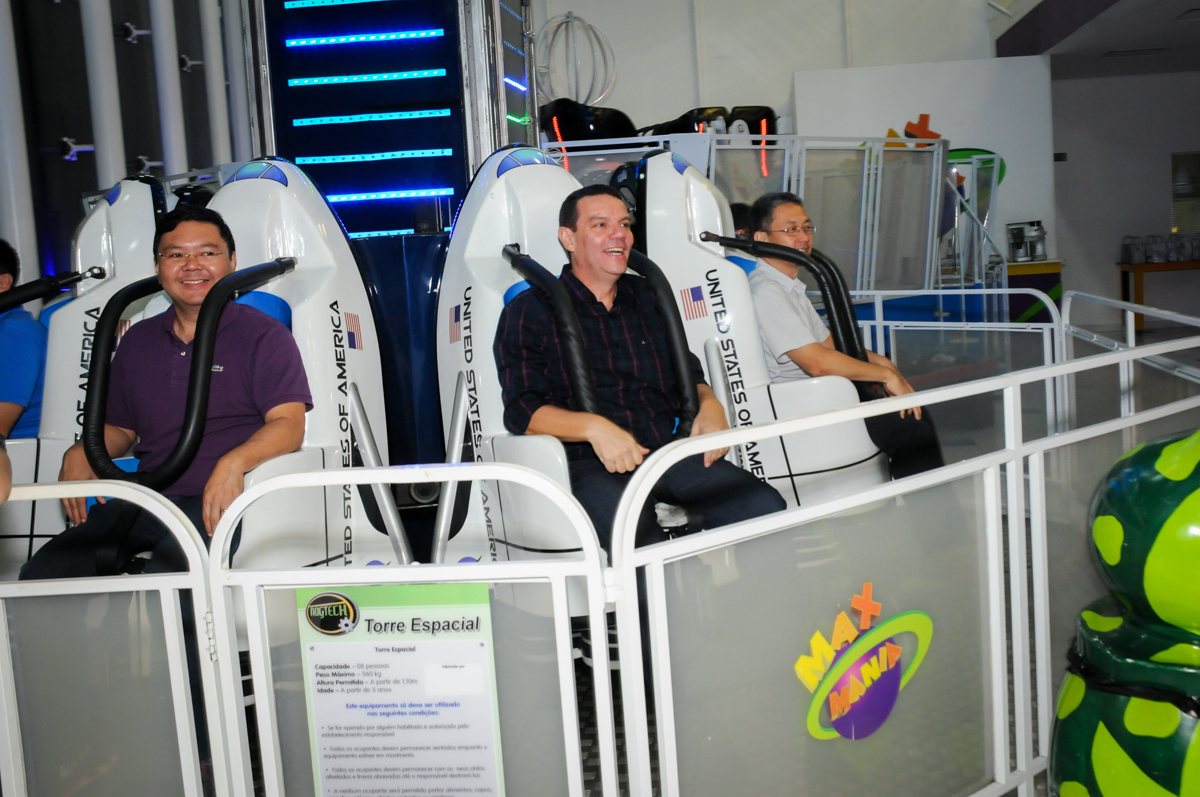 O elevador também tem a participação do pai da aniversariante no Buffet Max Mania, Panambi, Sp, tema da festa Monster High