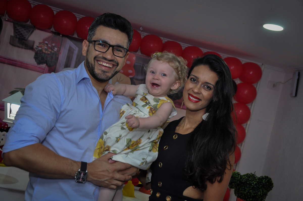 fotografia dos pais com a aniversariante no Festa de Maria Eduarda 1 aninho, tema minie vermelha, Buffet Mundo Kids, Osasco São Paulo