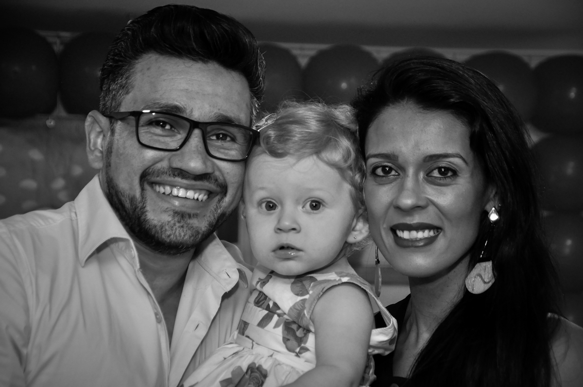 papai e mamãe felizes na Festa de Maria Eduarda 1 aninho, tema minie vermelha, Buffet Mundo Kids, Osasco São Paulo