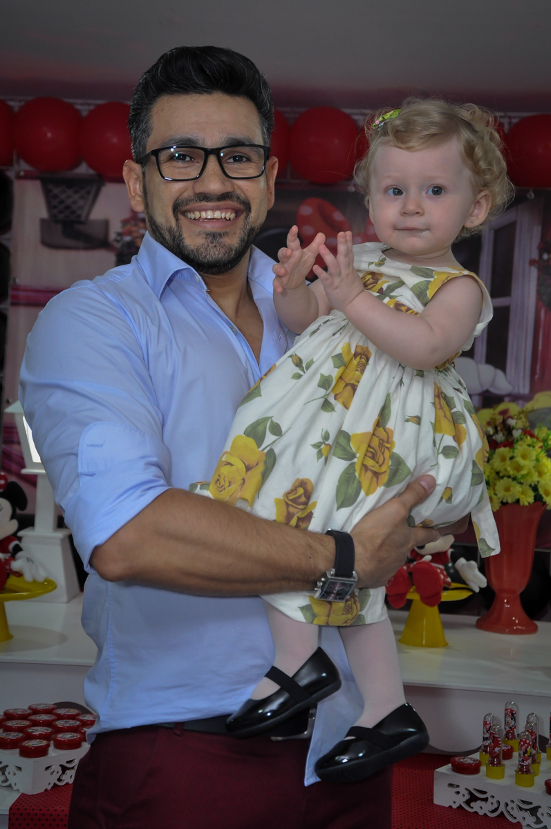 A aniversariante com seu pai na Festa de Maria Eduarda 1 aninho, tema minie vermelha, Buffet Mundo Kids, Osasco São Paulo