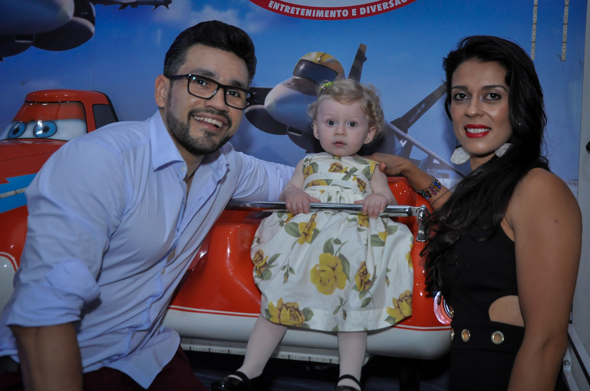 Fotografia da família na Festa de Maria Eduarda 1 aninho, tema minie vermelha, Buffet Mundo Kids, Osasco São Paulo