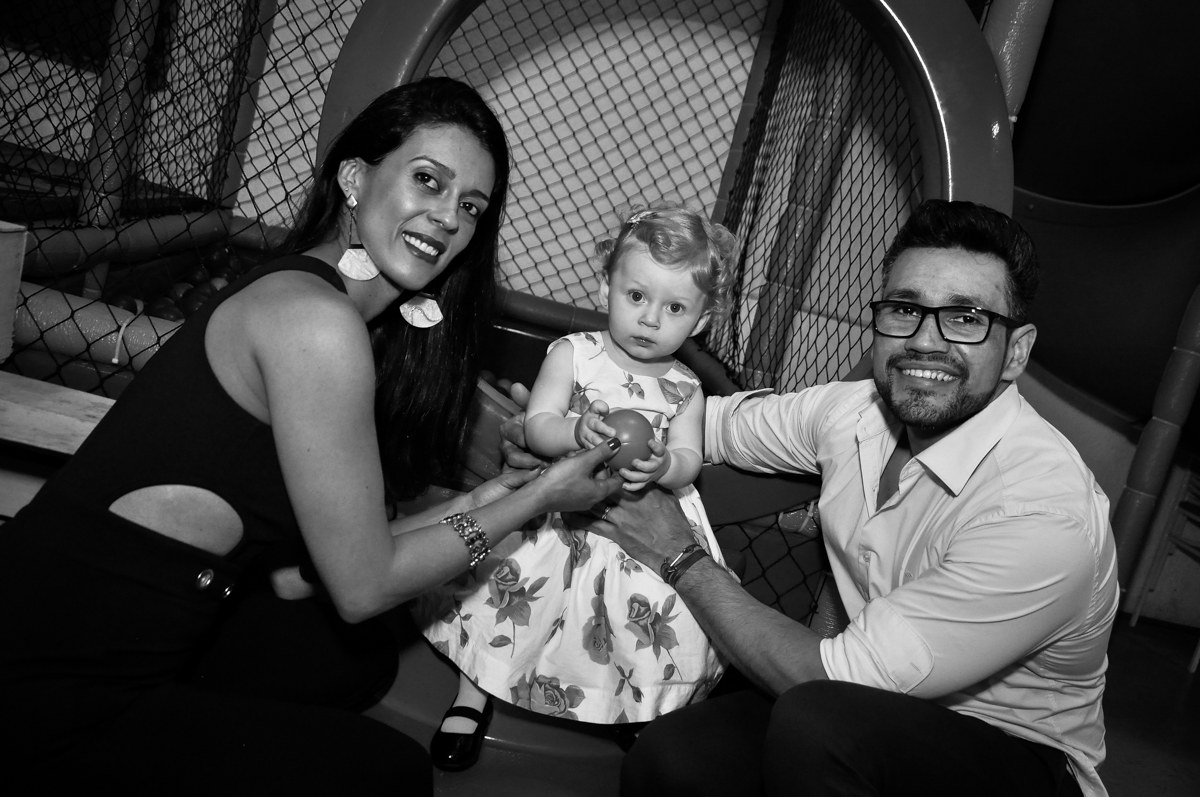 Os pais com a aniversariante na piscina de bolinha na Festa de Maria Eduarda 1 aninho, tema minie vermelha, Buffet Mundo Kids, Osasco São Paulo