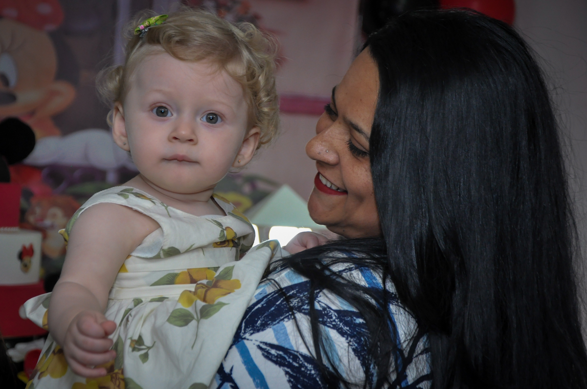 aniversariante recebe muito carinho na Festa de Maria Eduarda 1 aninho, tema minie vermelha, Buffet Mundo Kids, Osasco São Paulo