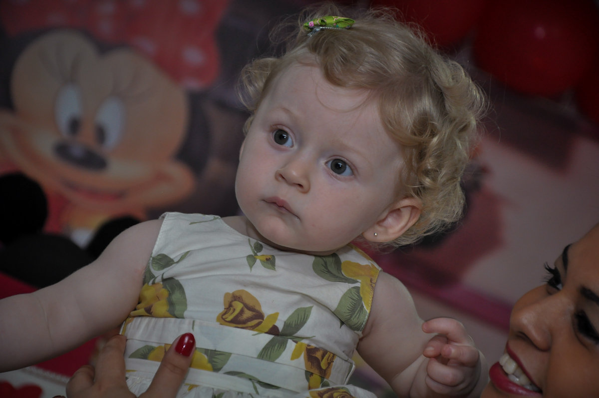 Linda a aniversariante na Festa de Maria Eduarda 1 aninho, tema minie vermelha, Buffet Mundo Kids, Osasco São Paulo