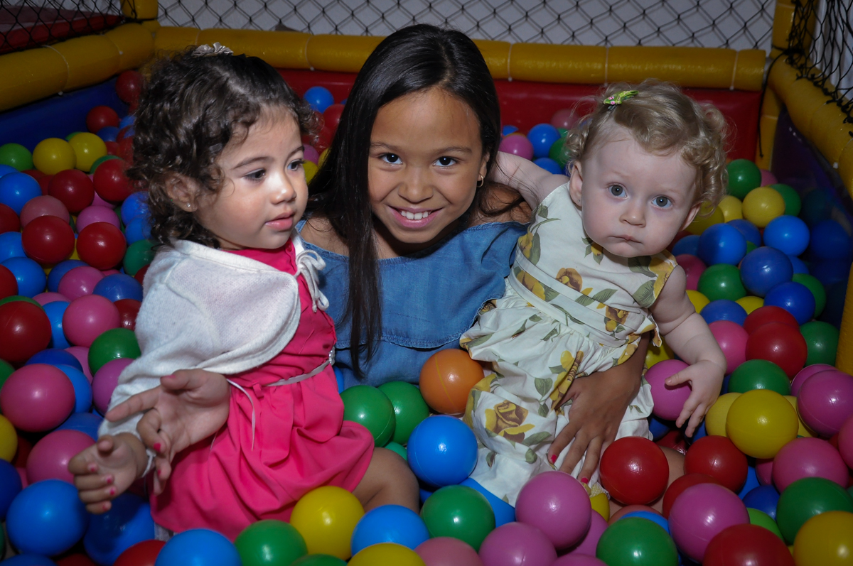 amiguinha é fotografada na piscina de bolinha com duda na Festa de Maria Eduarda 1 aninho, tema minie vermelha, Buffet Mundo Kids, Osasco São Paulo