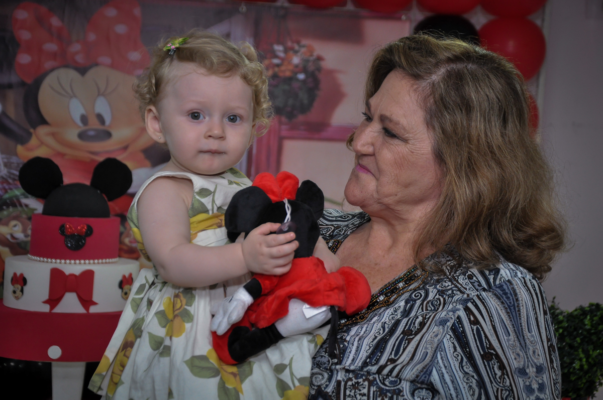 Duda brinca com a minie na Festa de Maria Eduarda 1 aninho, tema minie vermelha, Buffet Mundo Kids, Osasco São Paulo