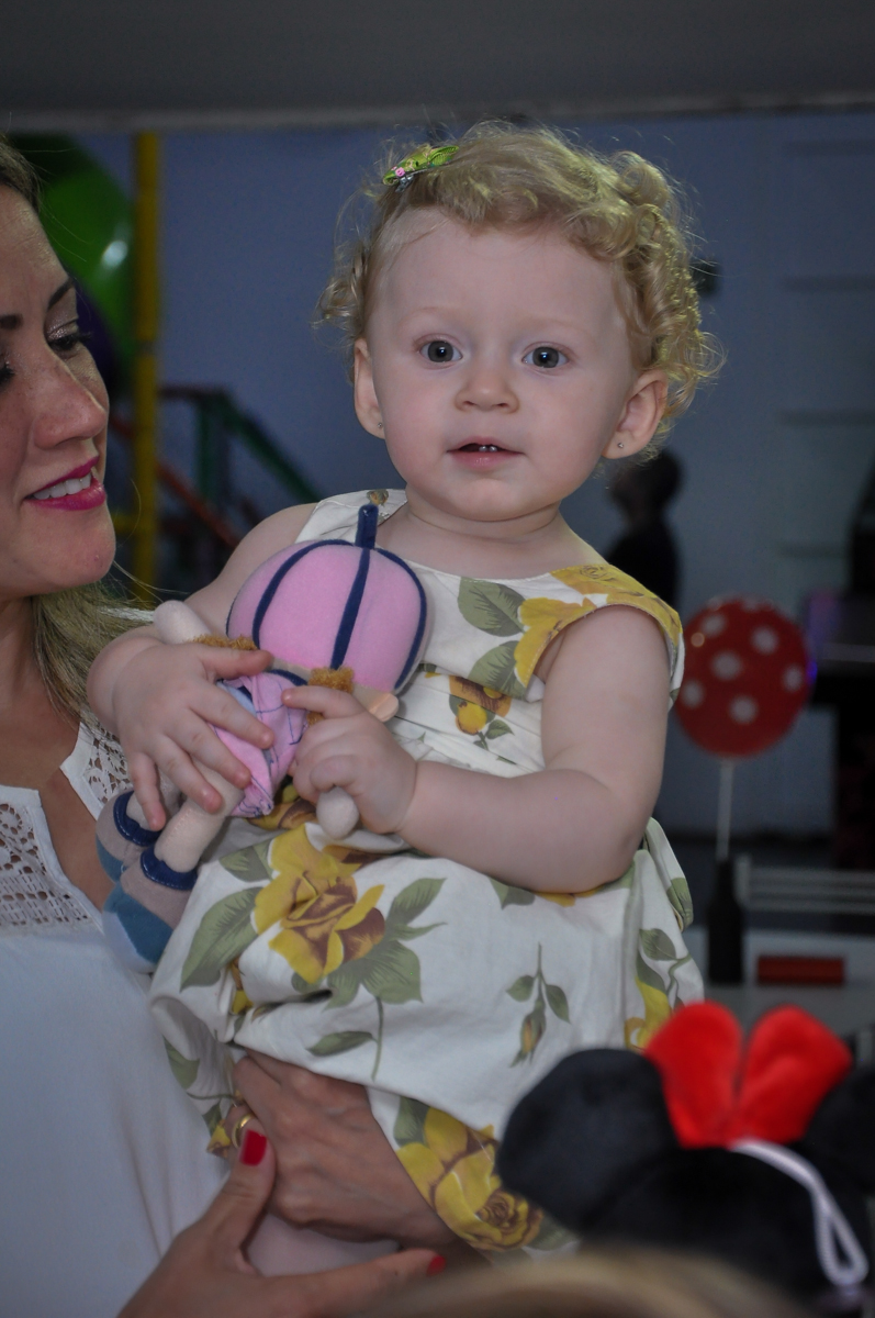 sorriso gostoso da aniversariante na Festa de Maria Eduarda 1 aninho, tema minie vermelha, Buffet Mundo Kids, Osasco São Paulo