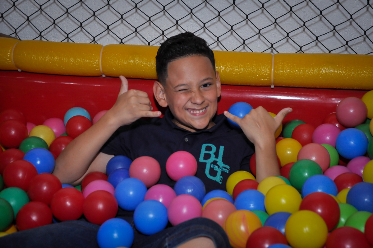 pose para foto na piscina de bolinha na Festa de Maria Eduarda 1 aninho, tema minie vermelha, Buffet Mundo Kids, Osasco São Paulo